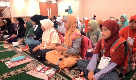 Anak-anak mengikuti acara Pesantren Sains dan Matematika, sebagai rangkaian acara Dzikir Nasional Republika di Masjid At-Tin, Jakarta Timur, Sabtu (31/12). 