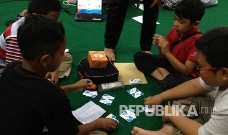 Anak-anak mengikuti fun science di Kantor Redaksi Republika, Sabtu (27/8).