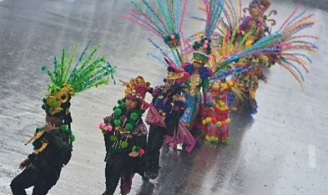 Anak - anak mengikuti Jember Fashion Carnaval (JFC) Kids di Jember, Jawa Timur, Kamis (10/8). JFC Kids merupakan rangkaian JFC ke-16 dengan tema 