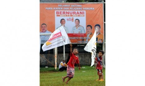 Anak-anak mengikuti kampanye terbuka Partai Hanura di Lapangan Blok S, Jakarta, Jumat (28/3).