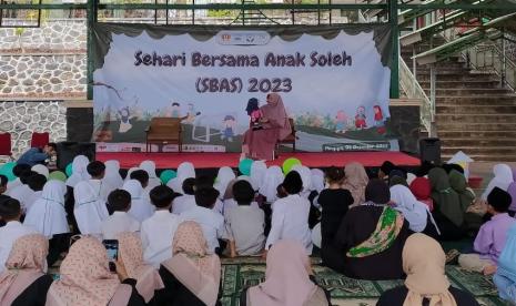 Anak-anak mengikuti kegiatan Sehari Bersama Anak Soleh (SBAS) yang digelar Departemen Public Relations Dewan Kemakmuran Masjid (DKM) Al-Amanah Fakultas Pertanian Universitas Padjadjaran (Unpad) di Bale Pertanian Mandiri Kampus Unpad Jatinangor, Kabupaten Sumedang, Jawa Barat, Ahad (3/12/2023). 