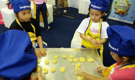 Anak-anak mengikuti kelas memasak Boga Kids di arena Bogasari Expo 2016 di Balai Kartini Jakarta, Jumat (16/12)