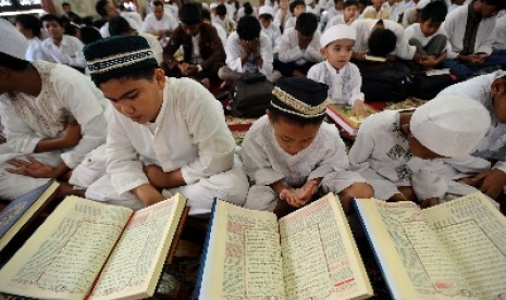 Anak-anak mengikuti khataman Alquran di sebuah masjid. Ilustrasi