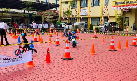 Anak-anak mengikuti lomba Balancing Bike Race di Mako Polresta Bogor Kota, Sabtu (23/7). 