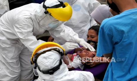 Seorang anak menjalani pengambilan sampel tes Covid-19 dengan swab antigen massal di Turi, Sleman, Yogyakarta, Senin (14/6). Anak-anak juga bisa mengalami long Covid.