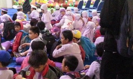 Anak-anak menyerbu tenda Kidzone di ajang Islamic Book Fair (IBF) ke-15 tahun 2016. Pameran tersebut digelar di Istora Senayan Jakarta, 26 Februari hingga 6 Maret 2016.