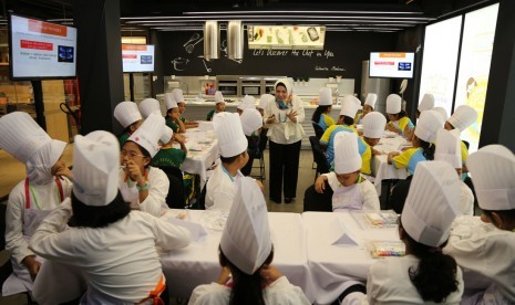 Anak-anak menyimak dengan cermat penjelasan dari Sari Sunda Bulan selaku pakar nutrisi mengenai gizi yang terkandung dalam setiap makanan dan bagaimana menjaga pola makan yang sehat dalam acara Nestlé Healthy Kids – International Chefs Day.