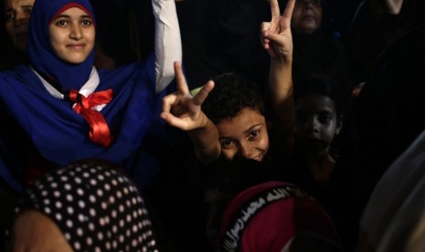  Anak-anak Mesir mengacungkan jari tanda kemenangan saat bergabung dengan aksi unjuk rasa menolak kudeta dan mendukung Presiden Mursi di luar Masjid Rabiah Al Adawiyah, Nasr City, Kairo, Rabu (31/7).   (AP / Khalil Hamra)