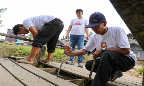 Anak-anak muda Kalimantan Tengah (Kalteng) memberikan bantuan pendidikan untuk Madrasah Aliyah Ash Shalihin di Desa Samba Bakumpai, Kecamatan Katingan Tengah, Kabupaten Katingan, Provinsi Kalimantan Tengah. 