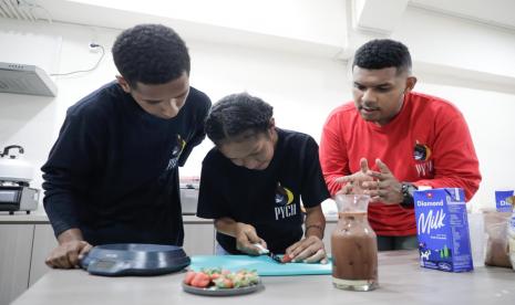 Anak-anak muda Papua menekuni bidang kuliner di Cafe PYCH. 