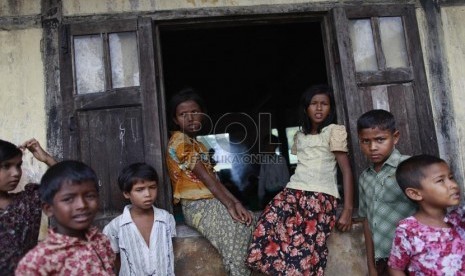 Anak-anak Muslim terlihat di sebuah kamp pengungsi di luar Sittwe, Myanmar.     (Reuters/Soe Zeya Tun)