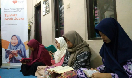 Anak-anak P3A Tahfidz Grup Idzhar tetap menghafal Alquran meski sedang berpuasa.