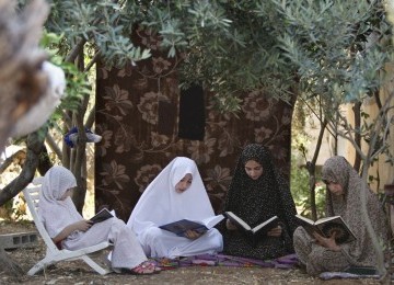 Anak-anak Palestina mengaji di bulan Ramadhan di Salem, dekat kota Nablus di Tepi Barat. 