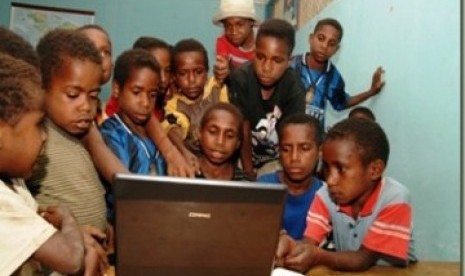 Anak anak papua menikmati internet