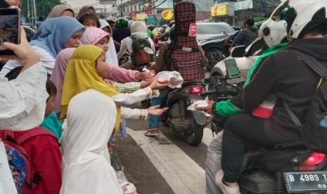 Anak-anak PAUD Tunas Bangsa 03 menggelar acara berbagi takjil untuk mengisi bulan suci Ramadhan 2024.