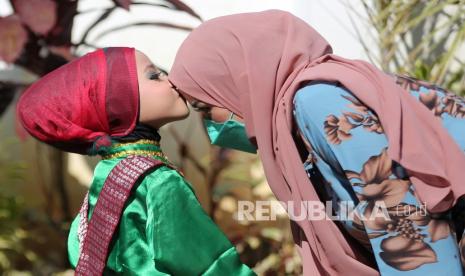 Anak-anak penari  mencium ibunya seusai tampil pada peringatan hari Ibu. Peran seorang ibu di era pandemi semakin terasa penting.  