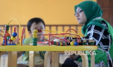 Anak-anak penderita kanker bermain dan belajar didampingi guru di Yayasan Kasih Anak Kanker Indonesia, Jakarta. Ada delapan jenis kanker yang banyak mengusik anak.