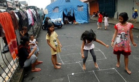 Anak-anak pengungsi banjir Jakarta