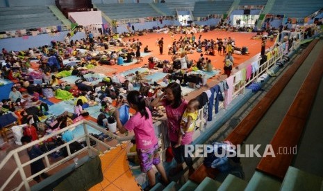 Anak-anak pengungsi eks-Gafatar bermain di Gedung Pusat Olahraga Persahabatan Korea Indonesia (POPKI), Cibubur, Jakarta Timur, Jumat (29/1).