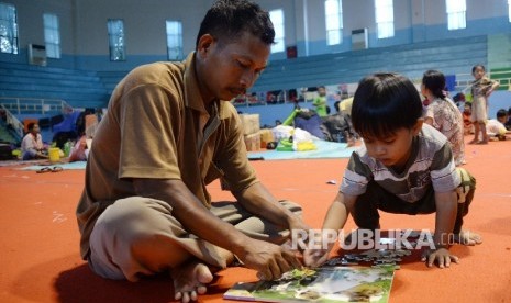 Anak-anak pengungsi eks-Gafatar bermain di Gedung Pusat Olahraga Persahabatan Korea Indonesia (POPKI), Cibubur, Jakarta Timur, Jumat (29/1). 