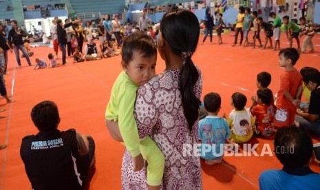 Anak-anak pengungsi eks-Gafatar bermain di Gedung Pusat Olahraga Persahabatan Korea Indonesia (POPKI), Cibubur, Jakarta Timur, Jumat (29/1).