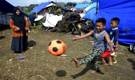 Anak-anak pengungsi korban banjir bandang bersama relawan bermain di tenda pengungsian di Perbukitan Desa Meli, Kecamatan Baebunta, Kabupaten Luwu Utara, Sulawesi Selatan, Senin (20/7/2020). Kegiatan tersebut selain memulihkan trauma pascabanjir bandang juga untuk memfasilitasi anak-anak mengisi waktu dengan bermain dan kegiatan positif lainnya. 