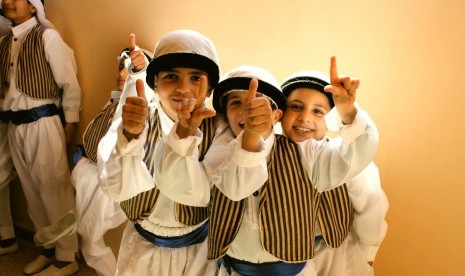 Pengungsi Palestina Terancam Putus Harapan. Anak-Anak Pengungsi Palestina yang bersiap mempertunjukan tarian atau dabke.