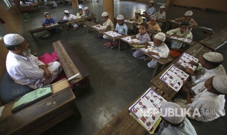 Ketika Dunia Membisu atas Genosida Muslim Rohingya. Anak-anak pengungsi Rohingya belajar di madrasah, di Karachi, Pakistan.