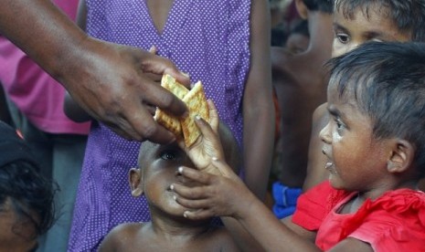 Anak-anak pengungsi Rohingya di Aceh, berebut biskuit yang dibagikan petugas.