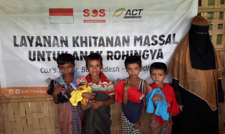 Anak-anak pengungsi Rohingya usai mengikuti khitanan massal yang diselenggarakan ACT.