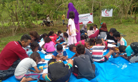 anak-anak penyintas gempa Maluku mengikuti kegiatan kelas darurat dan trauma healing yang diadakan oleh BSMI.