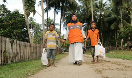 Anak-anak penyintas gempa Palu mendapatkan kado lebaran dari Rumah Zakat, Rabu (21/5). 