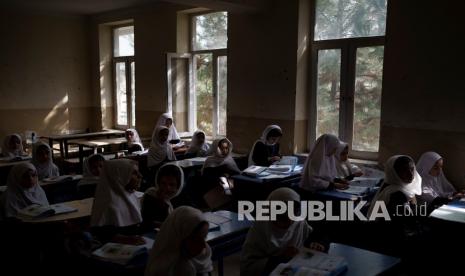 Anak-anak perempuan bersiap untuk kelas di sebuah sekolah di Kabul, Afghanistan, Ahad (12/9).