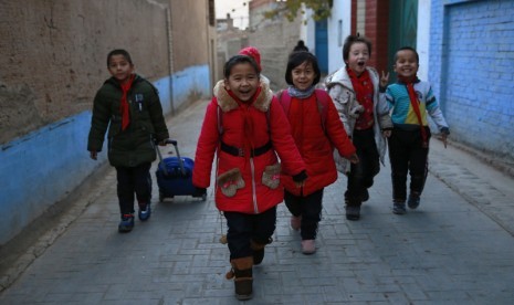 Anak-anak pulang sekolah di Turpan, Xinjiang, China. Sebanyak 40 persen dari populasi Xinjiang, yang jumlahnya 21,8 juta jiwa, adalah kelompok Muslim Uighur. 