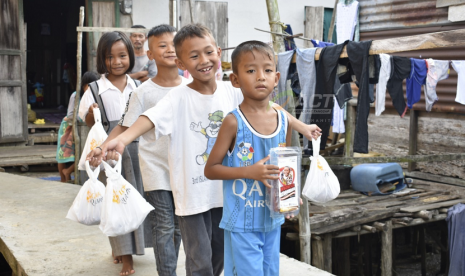 Anak-anak Pulau Salah Nama menerima daging kurban dari ACT Sumsel.