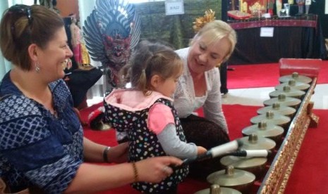 Anak-anak punya kesempatan bermain gamelan di Festival Indonesia (29/10). 