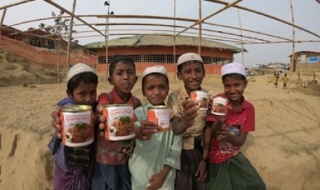 Anak-anak Rohingya menikmati daging kornet superqurban.