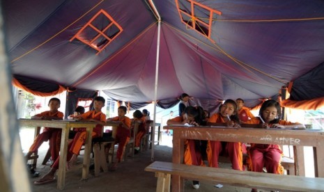 Anak-anak SD belajar di sekolah darurat gempa di Desa Puro'o, Kecamatan Lindu, Sulawesi Tengah.