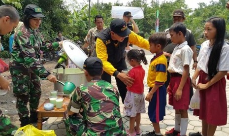 Anak-anak SD Negeri 1 Pilang desa Pilang, Kecamatan Jabiren, Kabupaten Pulang Pisau, Kalimantan Tengah,   mendapat layanan susu di rumah singgah yang dioperasikan oleh Satgas Artha Graha Peduli dan Persit Korem 102   Panju Panjung, Selasa, 3 Nopember 2015.