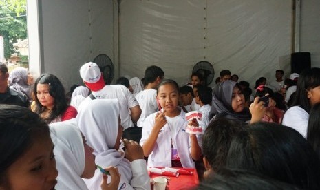 Anak-anak SDN Gunung 01, Jakarta Selatan sedang menyikat gigi bersama-sama.