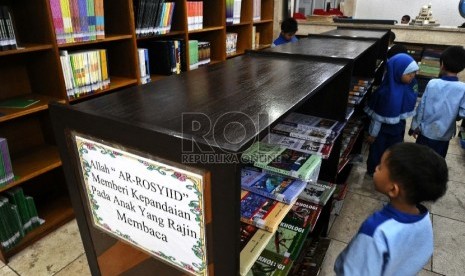  Anak-anak sedang memilih buku dalam perpustakaan di Masjid Istiqlal,Jakarta, Senin (27/4). (Republika/ Tahta Aidilla)