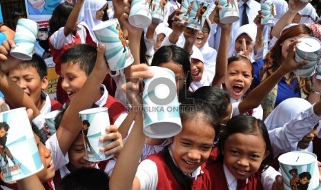  Anak-anak Sekolah Dasar Negeri 02/04 menunjukkan celengan saat mengikuti kegiatan pendidikan literasi keuangan Citi Indonesia di Jakarta, Selasa (10/11).