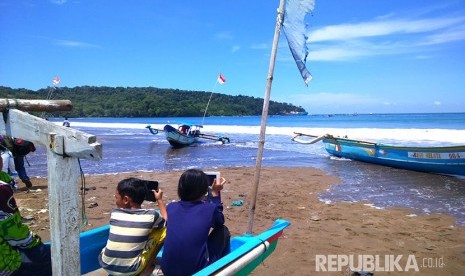 Anak-anak sekolah dasar (SD), nelayan dan masyarakat menyaksikan penenggelaman kapal Motor Vessel (MV) Viking Lagos yang telah dikejar Interpol selama bertahun-tahun, Senin (14/3).