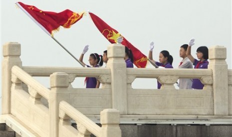 Anak-anak sekolah di Cina menghabiskan libur Mayday mengunjungi Lapangan Tiananmen.