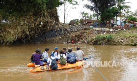 Anak-anak sekolah menengah pertama menyeberangi Sungai Cimanuk di Kampung Cijambe yang memisahkan Kecamatan Banyuresmi dan Karangpawitan, Rabu (28/9).