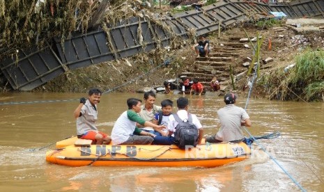 Anak-anak sekolah menengah pertama menyeberangi Sungai Cimanuk di Kampung Cijambe yang memisahkan Kecamatan Banyuresmi dan Karangpawitan.