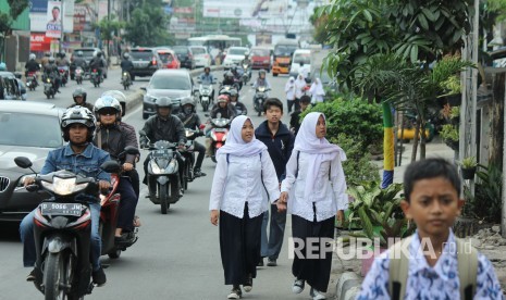 Anak-anak sekolah pulang berjalan kaki saat angkot mogok beroprasi di Kota Bandung, Rabu (18/10).