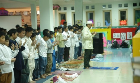 Anak-anak sholat berjamaah (Ilustrasi)