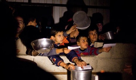 Anak-anak Suriah mengantre jatah makanan di pengungsian.