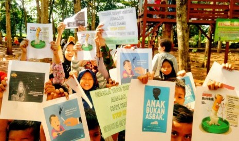 Anak-anak Taman Baca Masyarakat (TBM) Oemah Ceria binaan Rumah Zakat di  Simbangdesa, Kecamatan Tulis sangat serius mengkampanyekan bahaya rokok bagi anak-anak di Hutan Kota Rajawali (HKR) Kota Batang, Jawa Tengah. 